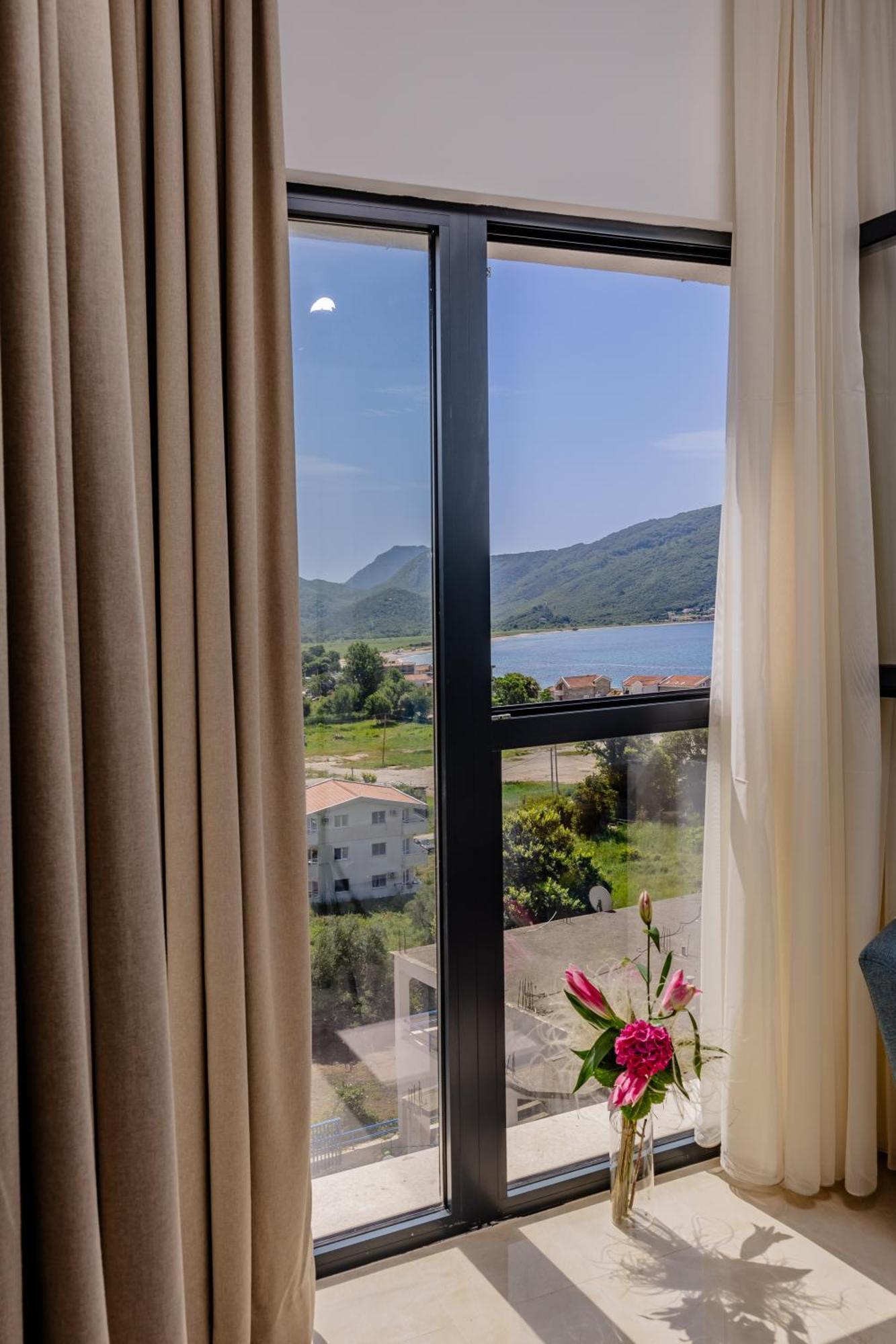 Hotel Aquilo Petrovac Eksteriør billede